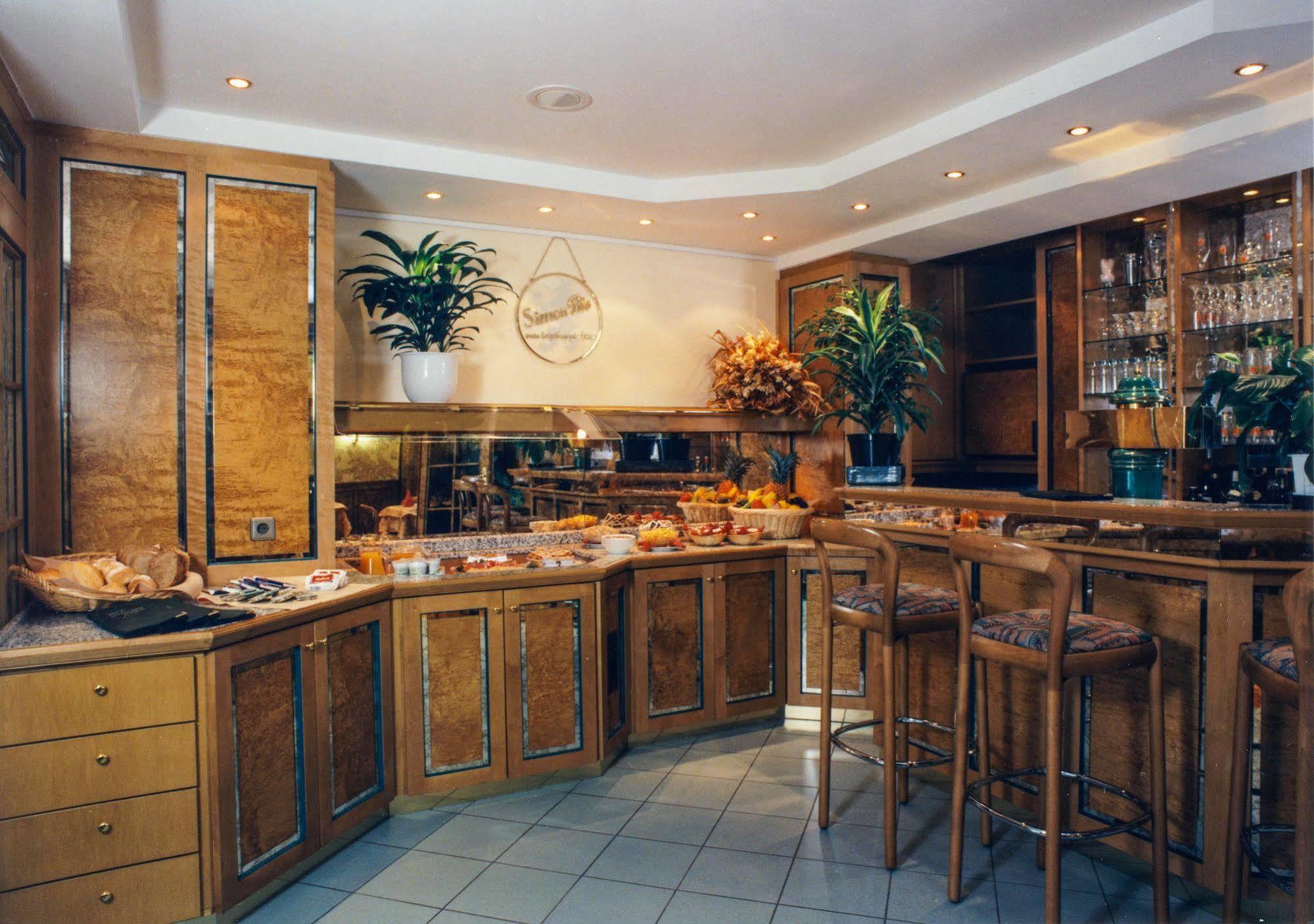 Christophe Colomb Luxembourg Exterior photo