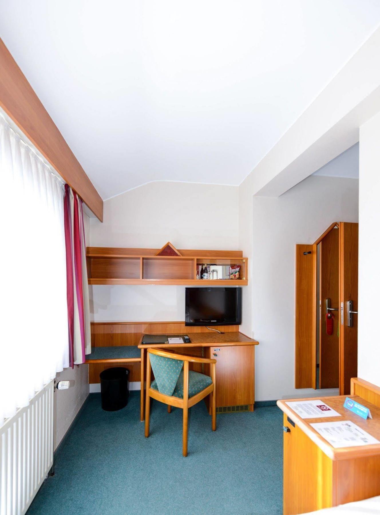 Christophe Colomb Luxembourg Exterior photo