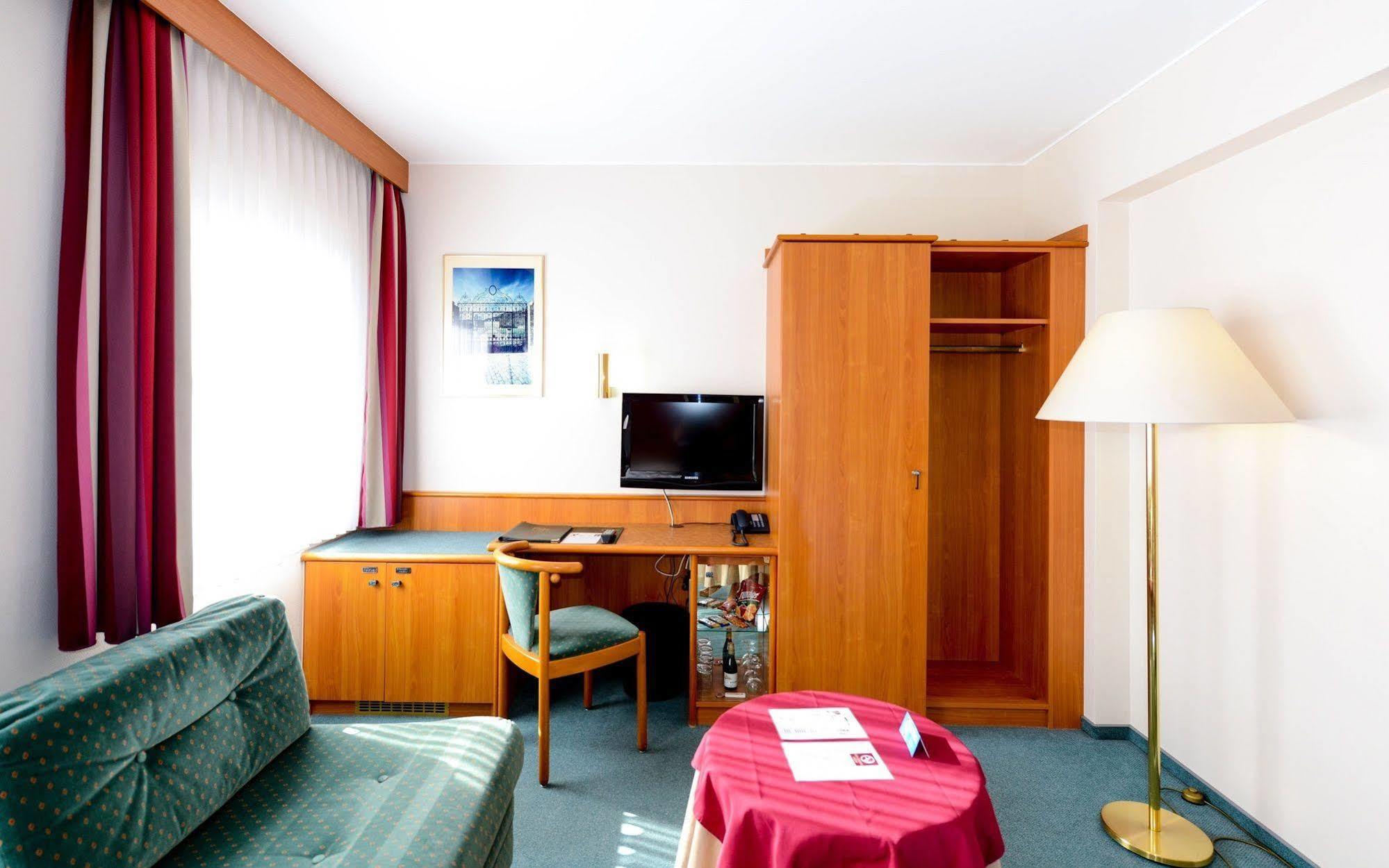 Christophe Colomb Luxembourg Exterior photo